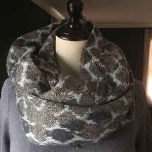 TAHARI Infinity scarf